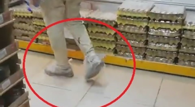 Bursa'da 'market kirlenmesin' diye ayaklarına poşet giydi