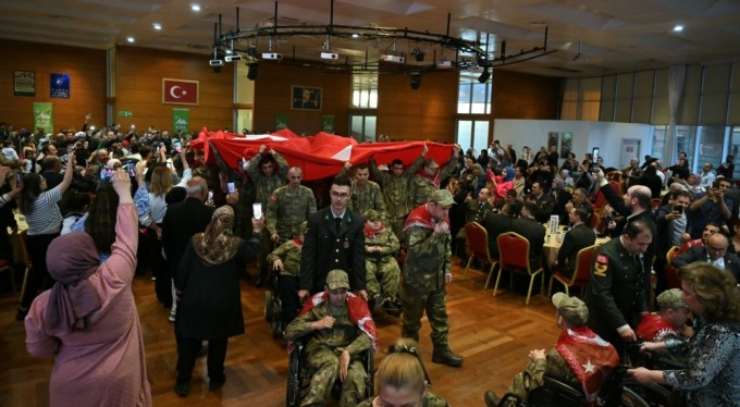 Kınalı kuzular için asker eğlencesi