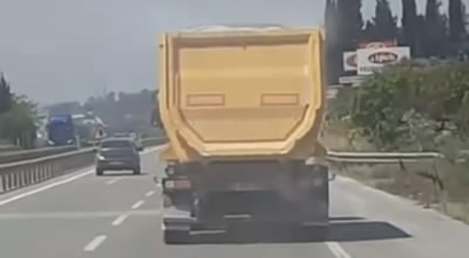 Bursa'da dorsesindeki kumları yola dökerek ilerledi