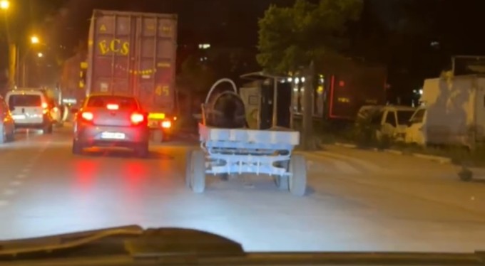 Bursa'da başıboş at arabası şehir turu attı, görenler şaştı kaldı
