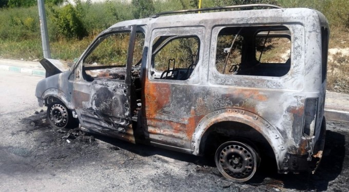 Din görevlisi alev alan araçtan son anda kurtuldu