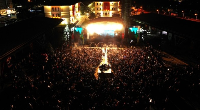 Osmangazili gençler Türkçe rapin yıldızlarıyla coştu