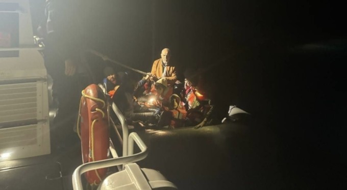 Yunan unsurlarınca ölüme terk edilen 3'ü çocuk, 14 kaçak göçmen kurtarıldı