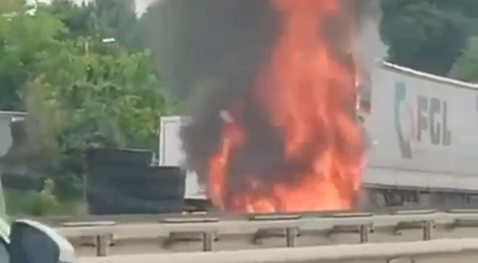 Bursa'da tır alevlere teslim oldu