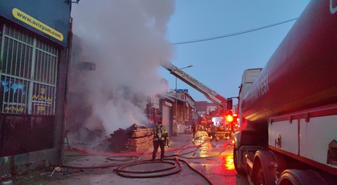 Bursa'da 2 katlı mobilya imalathanesinde yangın