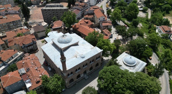 658 yıllık tarihi cami ucube yapıların arasında kurtarılmayı bekliyor