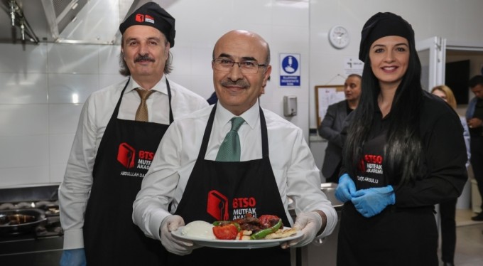 Vali Demirtaş önlüğü giydi tezgahın başına geçti