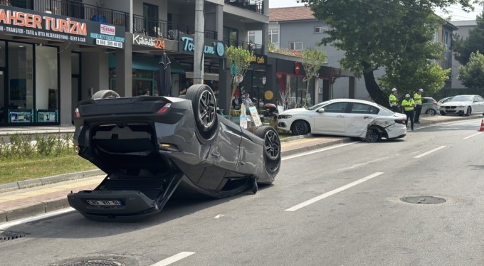 Bursa'da park halindeki otomobile çarptı, takla attı