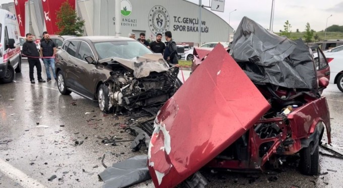Bursa'da feci kaza! Yağmurda kontrolden çıkan Tofaş, ters şeride girdi : 2 ölü 1 yaralı