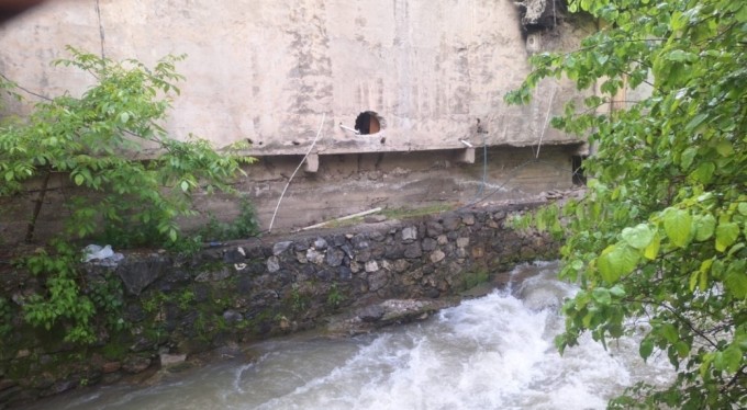 Duvarı delip kuyumcudan 3 milyona yakın altın ve ziynet eşyası çaldılar