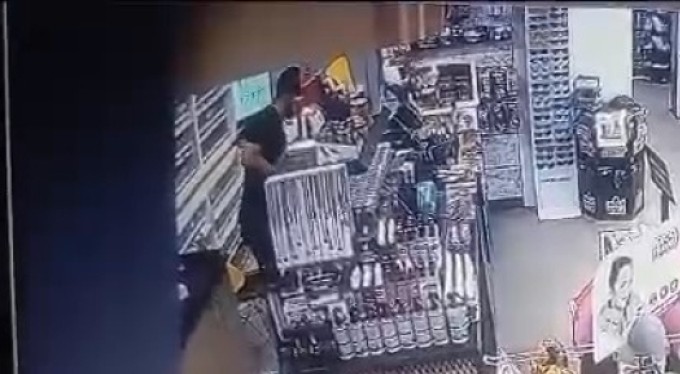 Akaryakıt istasyonundan hırsızlık güvenlik kameralarına yansıdı