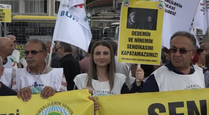 Bursa'da emekliler yürüyüş düzenledi