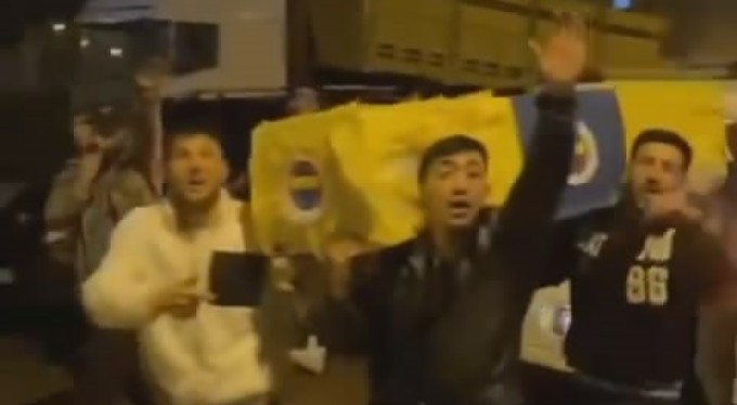 Bursa'da Galatasaray taraftarları Fenerbahçe tabutu taşıdı
