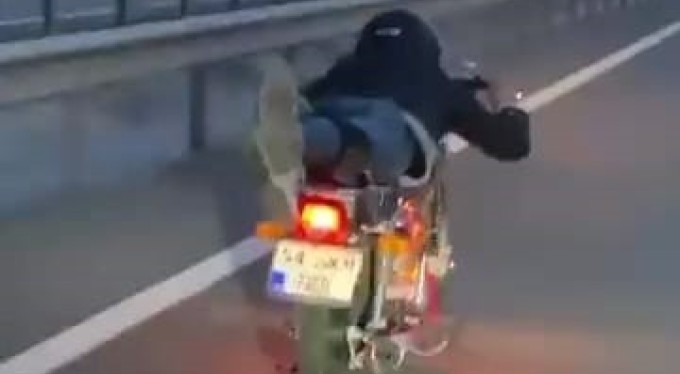 Motosikletini yatarak kullandı!  Ölüme davetiye çıkardı