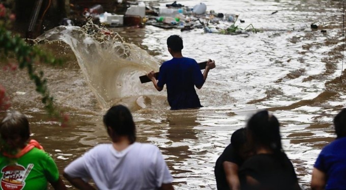 Filipinler'i Aghon Tayfunu vurdu: 3 ölü, 7 yaralı