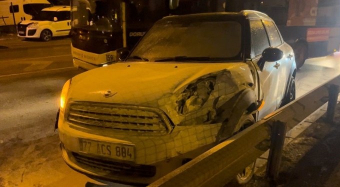 Bursa'da kontrolden çıkan araç önce bariyere sonra otomobile çarptı