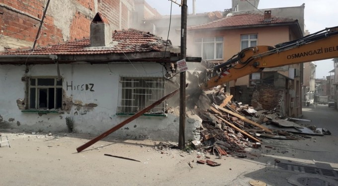 Osmangazi'de metruk bina mesaisi
