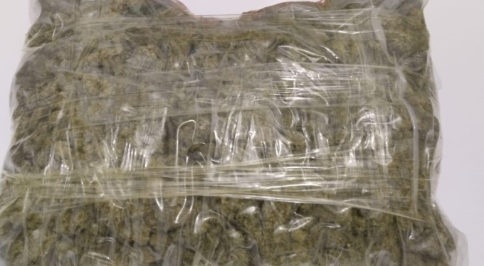 Bursa'da polislerden kaçmaya çalışan sürücünün üzerinde 824 gram esrar ele geçirildi