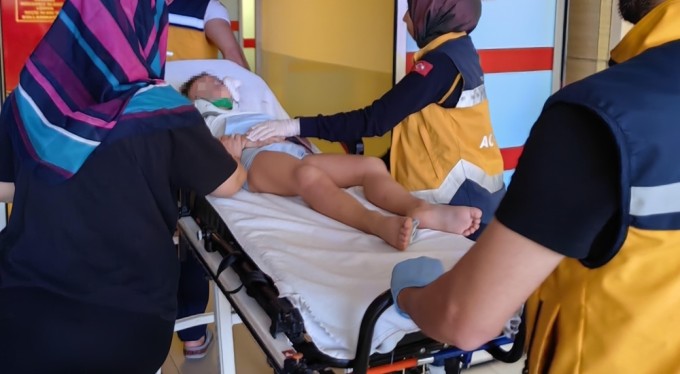 Merdiven boşluğuna düşen çocuk ağır yaralandı