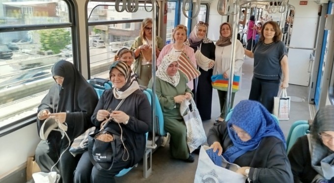 Bursa'da Gazze için metroda örgü örerek yolculuk yaptılar