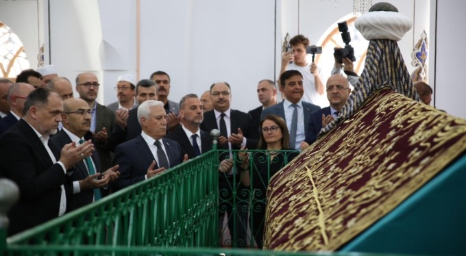 6 asırlık türbenin 'puşide örtüsü' yenilendi