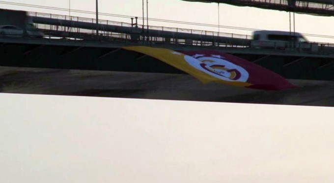 Şampiyon Galatasaray'ın bayrağı İstanbul Boğazı'nda dalgalandı