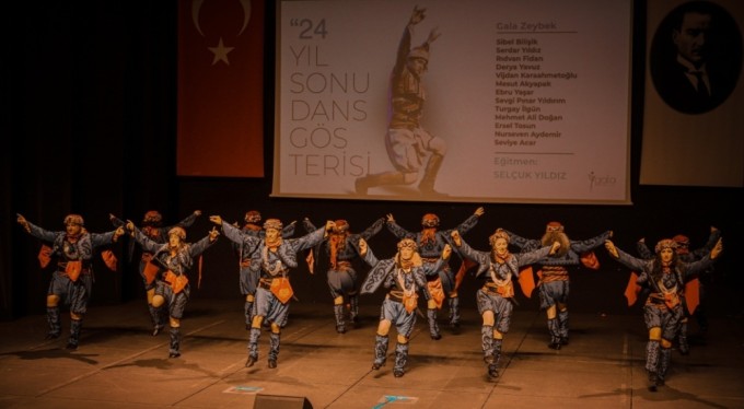 Bursa Gala Kültür Sanat Merkezi'nin dans gösteresi sanatseverlerle buluştu