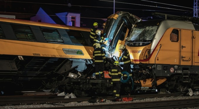 Çekya'da iki tren kafa kafaya çarpıştı: 4 ölü, 22 yaralı