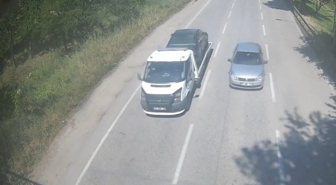 Bursa'da hırsızlar çekiciyle araba çaldı