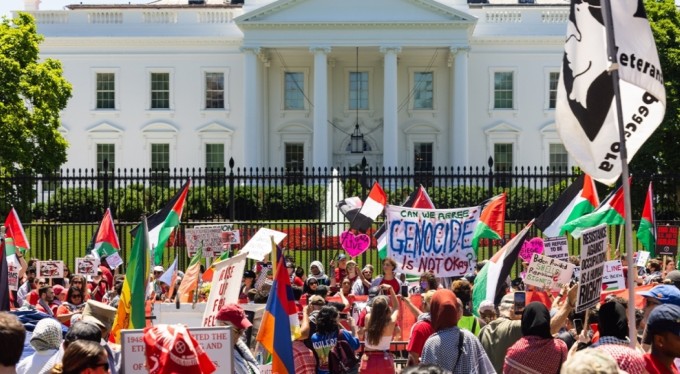 Binlerce Filistin destekçisi Beyaz Saray'ı kuşattı