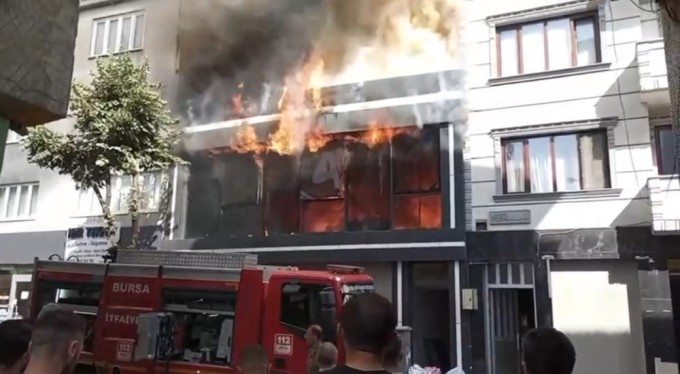 Bursa'da işyeri alev alev yandı