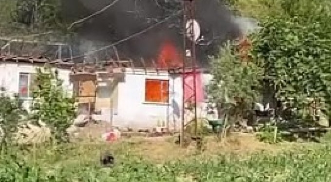 Bursa'da elektrik kontağından çıkan yangın evi küle çevirdi