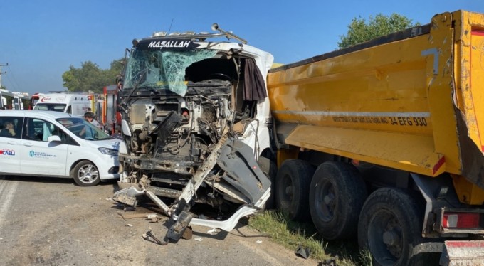 İşçi servisi ile kamyon kafa kafaya çarpıştı: 1'i ağır 27 yaralı