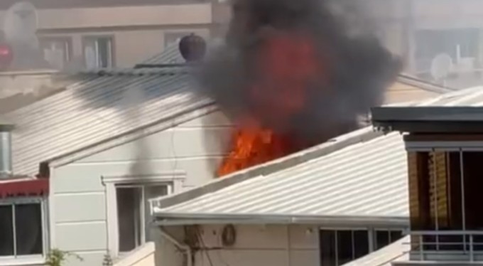 Bursa'da ev alev alev yandı, bina tahliye edildi