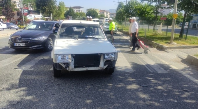 Otomobil motosiklete çarptı