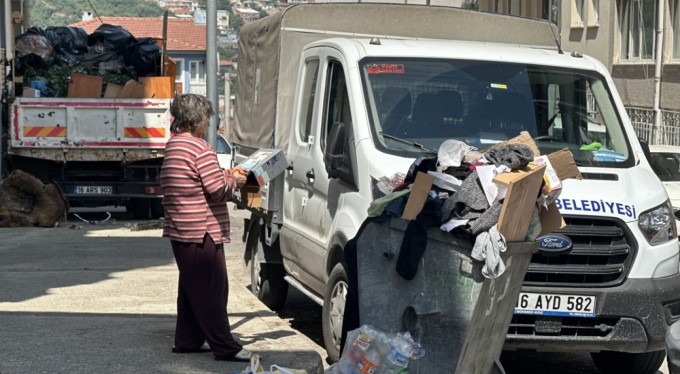 Bursa'da 5 daire sahibi abla-kardeşin evinden 3 kamyon çöp çıktı