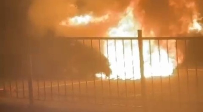 Bursa'da lüks otomobil alev alev yandı