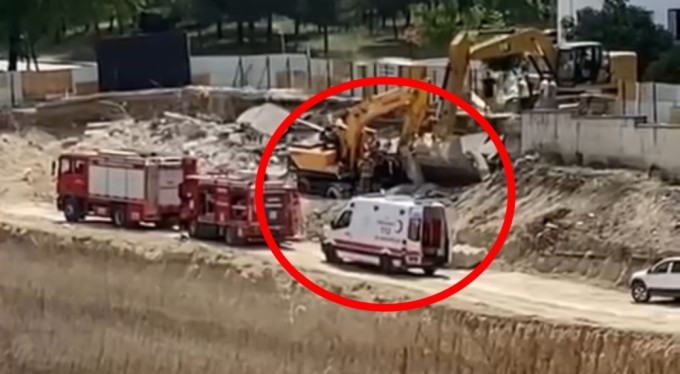 Bursa'da istinat duvarı iş makinasının üzerine devrildi, sıkışan operatör kurtarıldı