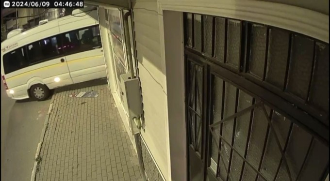 Bursa'da kalp spazmı geçiren şoför dükkana daldı, kendine gelince yoluna devam etti