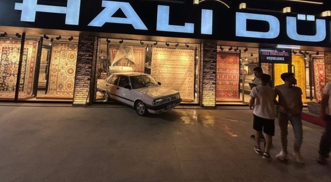 Bursa'da kontrolden çıkan Tofaş Şahin halıcıya böyle daldı