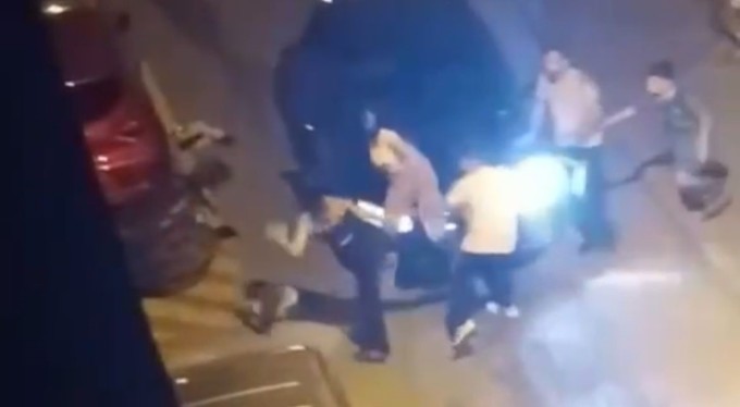 Bursa'da kız arkadaşlarıyla kavga etti, sokak boks ringine döndü