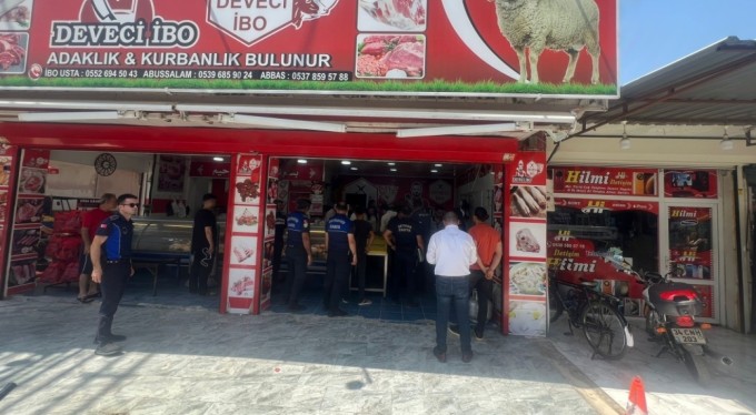 Kaldırımda küçükbaş hayvan kestiler! Ceza kesilen işyeri mühürlenip kapatıldı