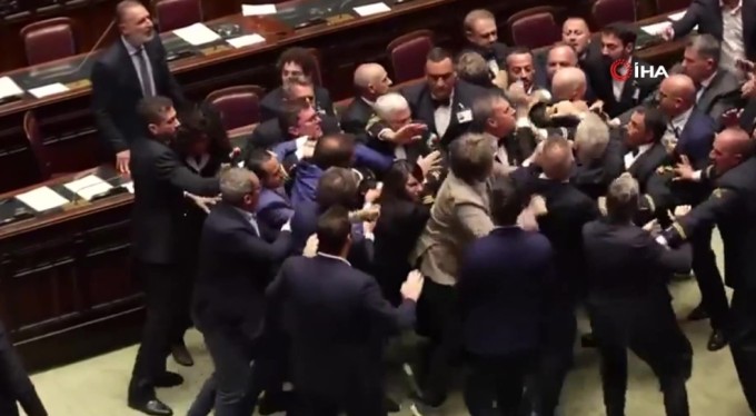 İtalya parlamentosunda yumruklar havada uçuştu