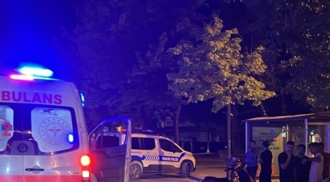 Kontrolden çıkan otomobil direğe çarptı: 5 yaralı