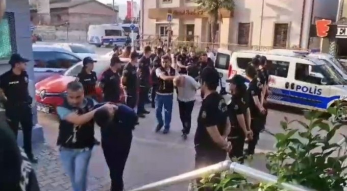 Bursa'da zehir tacirlerine şafak operasyonu! Kapılar koçbaşlarıyla kırıldı, dron havadan takip etti