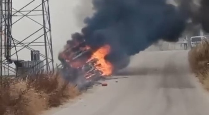 Arı yüzünden devrilen kamyon alev alev böyle yandı