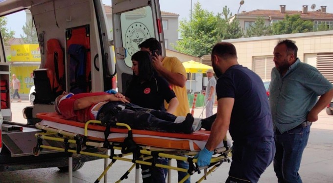 Kafasına demir parçası düşen işçi hastanelik oldu