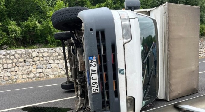 Bursa'da kamyonet devrildi : 3 yaralı