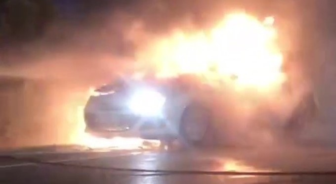 Bursa'da seyir halindeki otomobil bir anda alevlere teslim oldu.