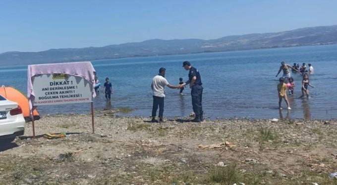 Bursa'da göle girilmez tabelasına havlu asıp yüzdüler